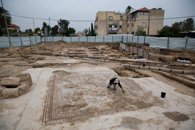 Illustration for article titled Descubren un mosaico de más de 1.700 años escondido debajo de las calles de Israel